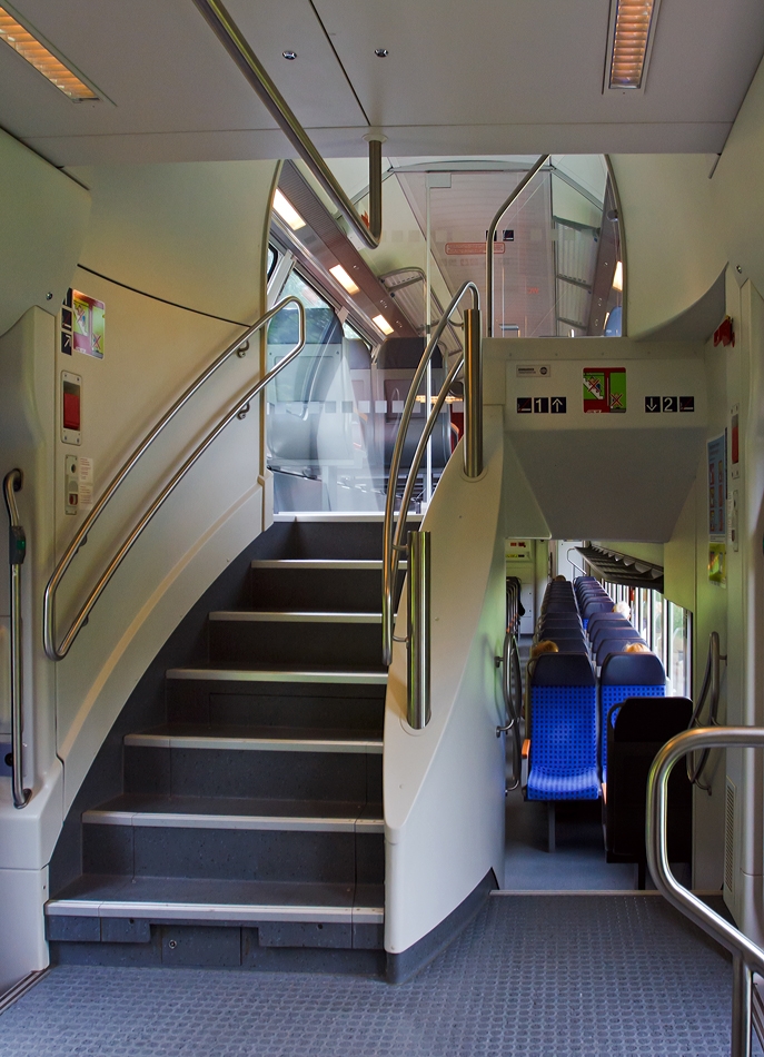 Innenansicht vom CFL 1./2 Klasse Doppelstockwagen DABpza (50 82 36-70 029 -2), am 16.06.2013 auf der Strecke Ettelbrck-Luxemburg. 

Der Treppenaufgang zum Oberdeck.
