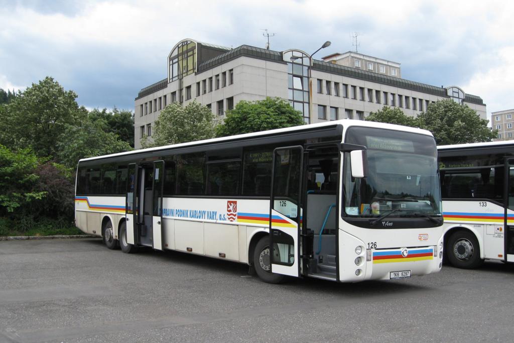 Karlovy Vary 15.6.2009 unterer Bahnhof
Laut Reklame Beschriftung gehrt dieser dreiachsige Renault Bus
offensichtlich den Stadtbetrieben in Karlsbad / Tschechien.
