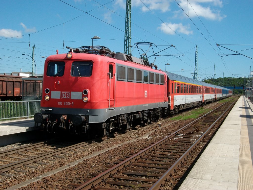 Kasten-110 200 vor ihren Stammzug dem EC 379 Binz-Brno den Sie bis Stralsund bringen wird und am Abend den Gegenzug EC 378 Wien-Binz bis Binz bringen wird.Hier beim Halt im sonnigen Bergen/R�gen. 
