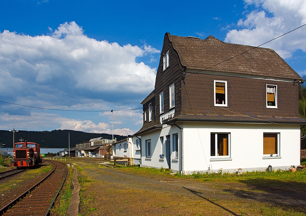 Kleinbahnhof Scheuerfeld/Sieg der Westerwaldbahn (WEBA) am 06.05.2013, bis zum 30. Oktober 1960 fuhren von hier Personenzge auf den Westerwald, der zuletzt noch bedienten Abschnitt war Scheuerfeld–Bindweide-Elkenroth.

Links stehen in doppeltaktion die Lok 1 und 3 (V 26) der WEBA, zwei Jung R 30 B Loks.