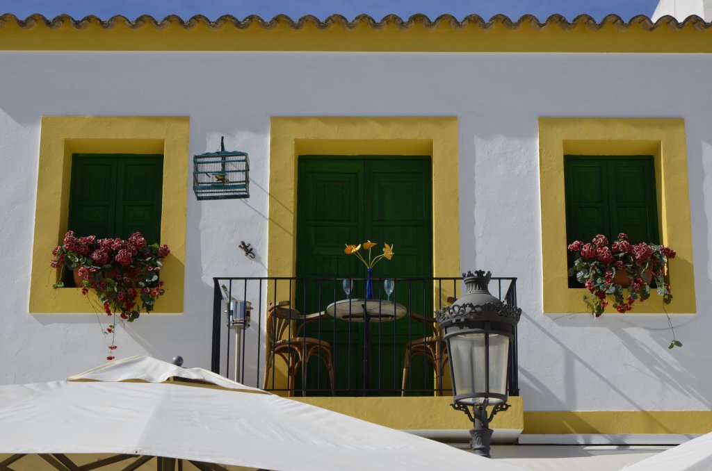  Kleiner Balkon fr Zwei  an einem Haus in Santa Gertrudis de Fruitera, einer  Gemeinde auf Ibiza. (07.05.2013)