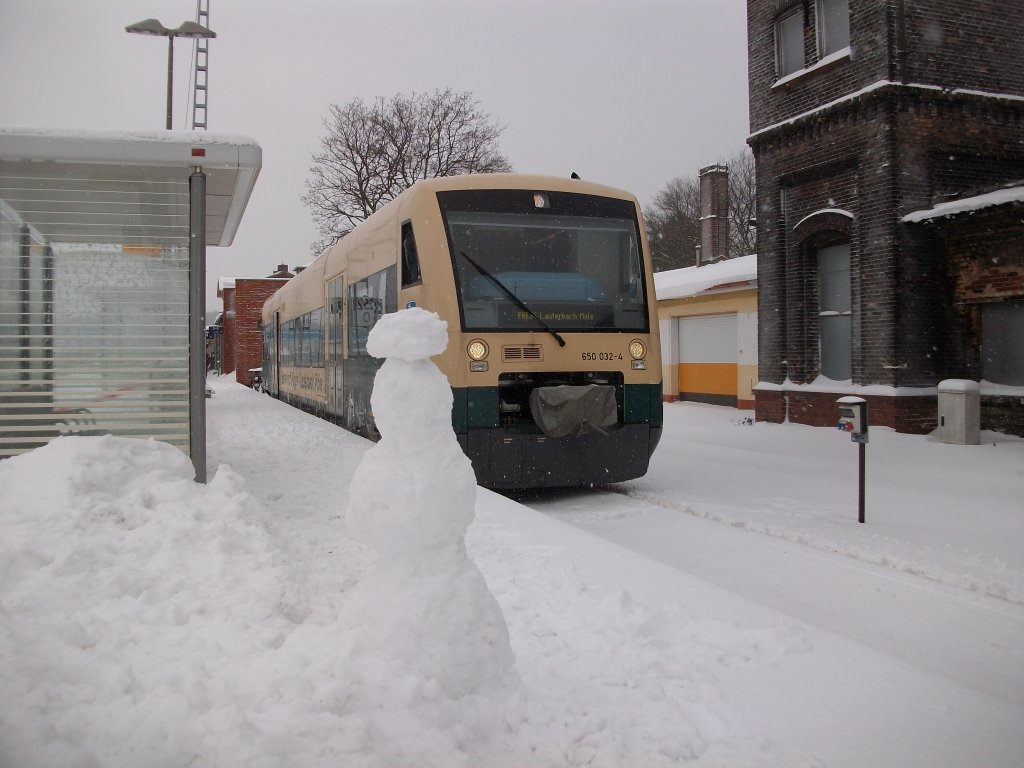 Kollege Schneemann wollte am 23.Dezember 2010 mit dem PRESS VT650 032 mit,als Dieser in Bergen/Rgen am Bahnsteig wartete.