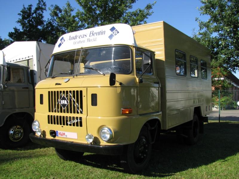 Lkw W 50 L mit Kastenaufbau f�r den Personentransport im l�ndlichen Bereich der DDR bestimmt, aus dem Landkreis Nordwestmecklenbu7rg (NWM) beim 7. Oldtimertreffen Hagenow [31.08.2008]

