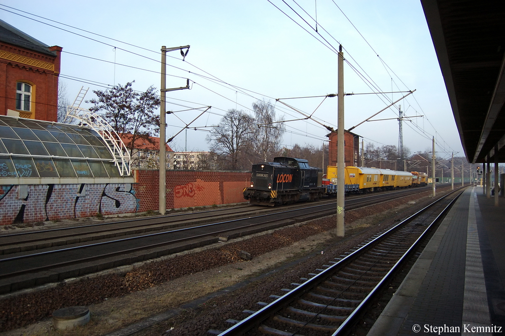 LOCON 217 (203 123-5) ex DR 110 376-1 der LOCON LOGISTIK & CONSULTING AKTIENGESELLSCHAFT mit einem Bauzug in Rathenow Richtung Stendal unterwegs. 24.11.2011