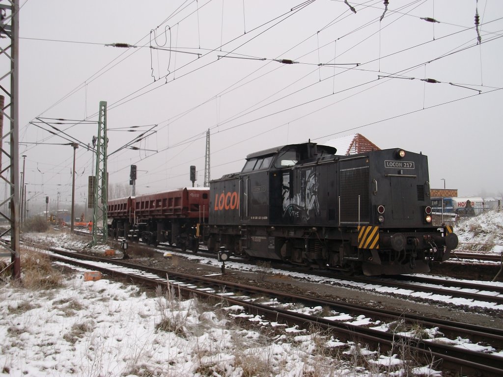 LOCON-217 und zwei Seitenkippwagen an der Westausfahrt in Bergen/R�gen am 26.November 2010.