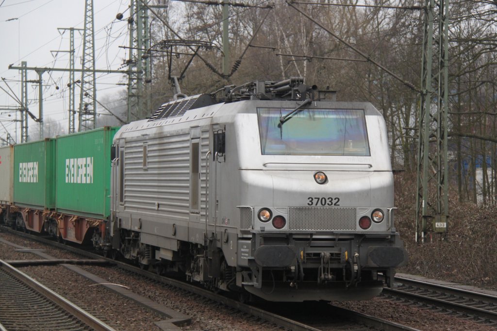 Lok 37052 mit Container auf dem Weg Richtung Hamburg-Waltershof bei der Durchfahrt in Hamburg-Harburg.10.03.2012