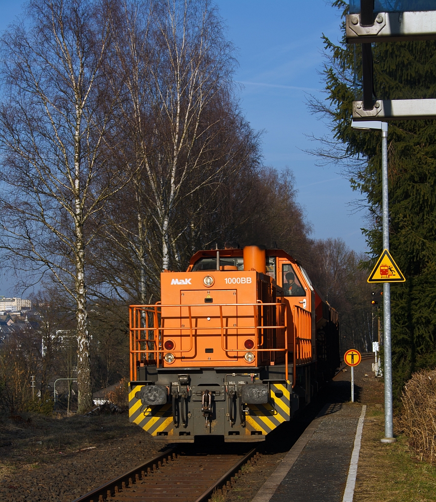 Lok 44 (MaK G 1000 BB) der Kreisbahn Siegen-Wittgenstein (KSW) mit 2 Gterwagen am 04.03.2011 in Neunkirchen-Altenseelbach, sie kommt von Burbach auf DB Gleis KBS 462 ( Hellertalbahn)und fhrt nach Herdorf, wo die KSW eine Gleisanlage betreibt. Dort werden dann kompl. Zge zusammengestellt.