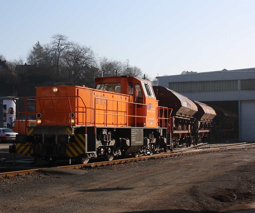 Lok 45 (MaK G 1204 BB) der Kreisbahn Siegen-Wittgenstein (KSW) schiebt am 31.01.2011 drei Gedeckte Schttgutwagen in die KSW Lok- und Werkstatthalle.

Die Lok wurde 1991 unter der Fabriknummer 1000866 bei MaK gebaut. 1992 erfolgte die Auslieferung an die Sersa AG, Zrich, Schweiz als Am 847 953-7 (Bettina) bis sie 1998 wieder nach Deutschland kam, und nach mehreren Stationen wurde sie dann 2007 von der KSW gekauft.