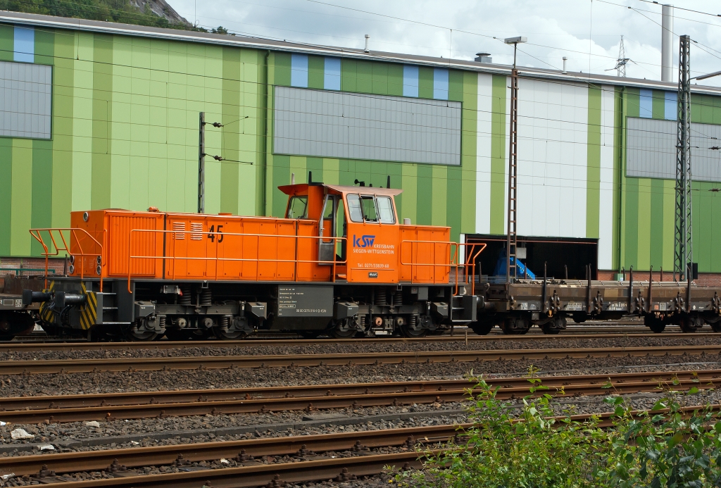 Lok 45 (MaK G 1204 BB) der  Kreisbahn Siegen-Wittgenstein (KSW) mit holt am 16.08.2011 in Siegen-Geisweid bei den Deutschen Edestahlwerken (DSW) einen beladenen Gterzug ab. Diesen bringt sie dann zu dem DB Schenker Rail Rangierbahnhof Kreutztal, wo dann die einzelen Gterwagen entsprechend verteilt werden.