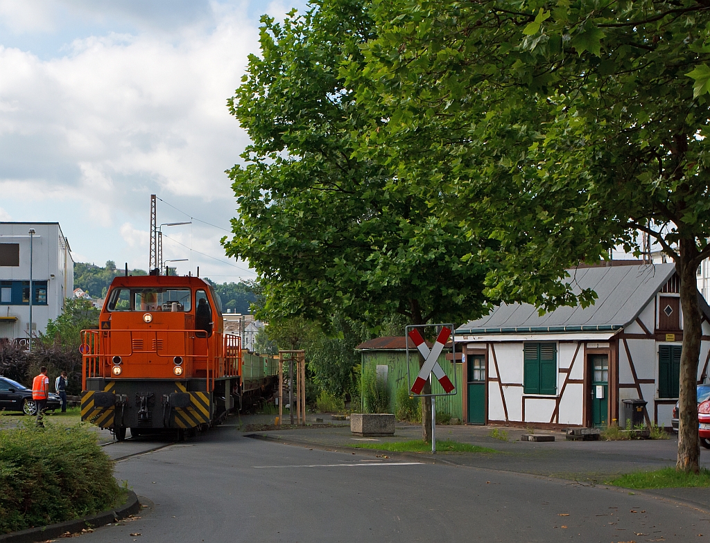 Lok 45 (MaK G 1204 BB) der Kreisbahn Siegen-Wittgenstein (KSW) rangiert am 09.07.2012 mit Muldenkippwagen am Vorbahnhof Siegen-Weidenau (ehem. der Kleinbahn Weidenau–Deuz GmbH).