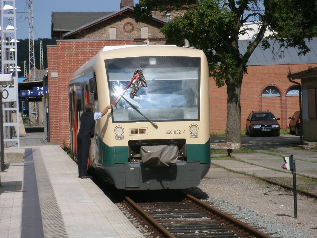 Lokfhrer vom VT650 032 als Scheibenputzer am 13.August 2011 in Bergen/Rgen.