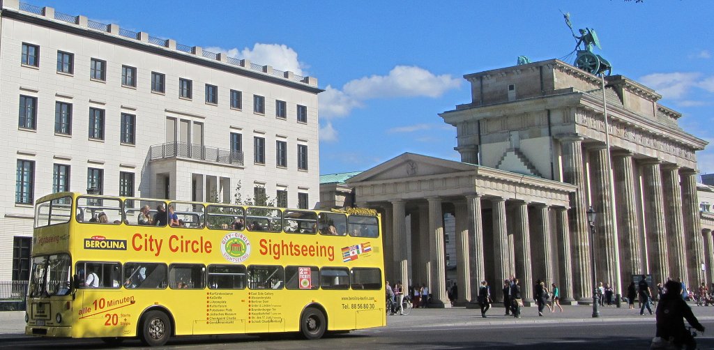 MAN DD wartet am 13.8.2012 vor dem Brandenburger Tor auf Weiterfahrt bei der Sightseeing-Tour.