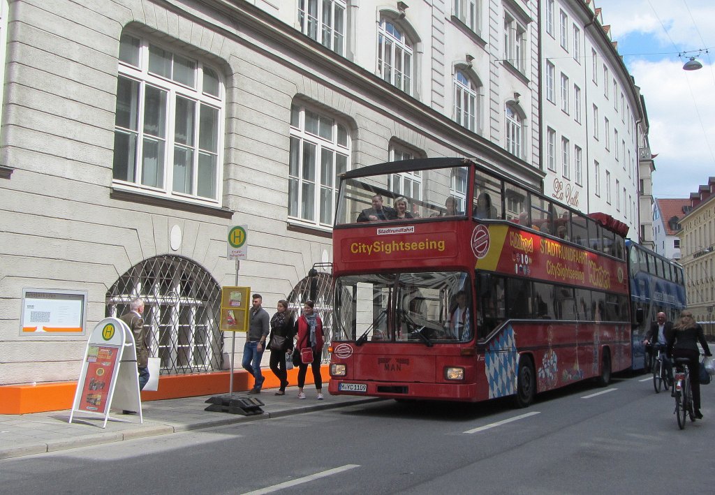 MAN SD 202 in Mnchen Marienplatz am 18.5.2013 beim Warten auf weitere Reisende fr die nchste City-Tour.