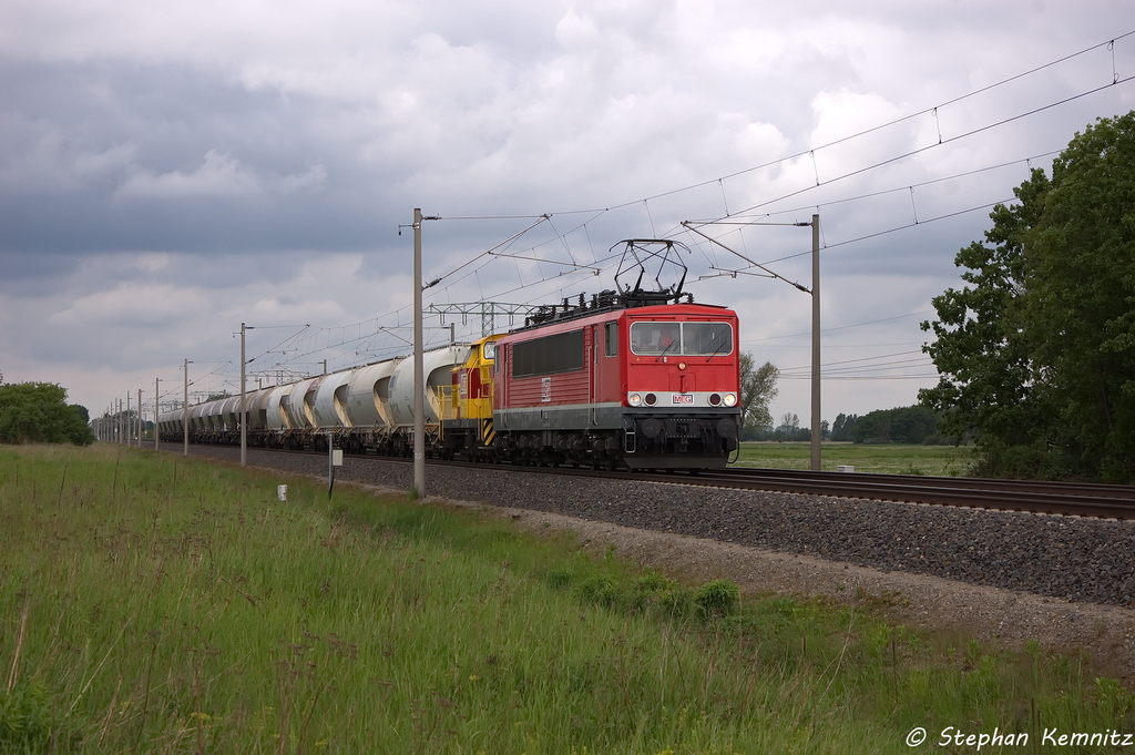 MEG 702 (155 179-5) MEG - Mitteldeutsche Eisenbahn GmbH mit der Wagenlok MEG 71 (345 371-9) und dem DGS 99642 von Wismar Hafen nach Rdersdorf in Vietznitz. 21.05.2013