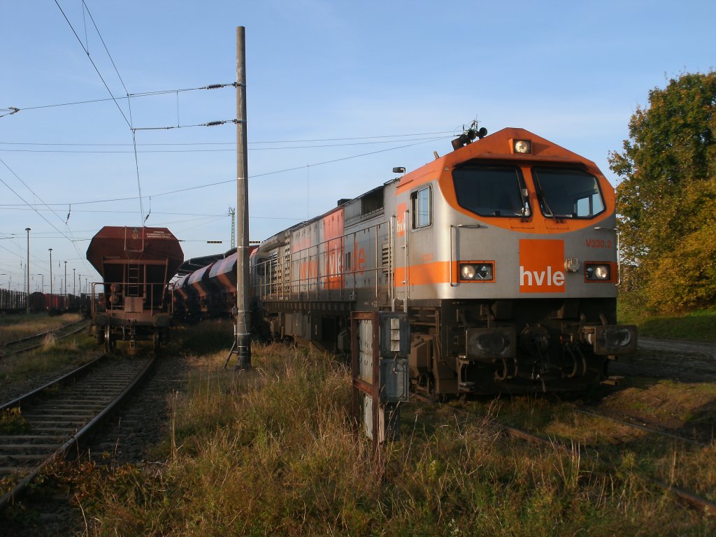 Mehre Kieswagen brachte der hvle-Tiger V330.2 am Morgen,vom 22.Oktober 2011,nach Bergen/Rgen auf die Ladestrae zur Entladung.