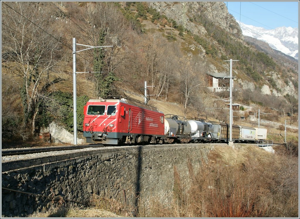 Mein letztes Bild fr dieses Jahr: Die MGB HGe 4/4 mit einem Gterzug kurz vor Stalden. 
21.01.2011  