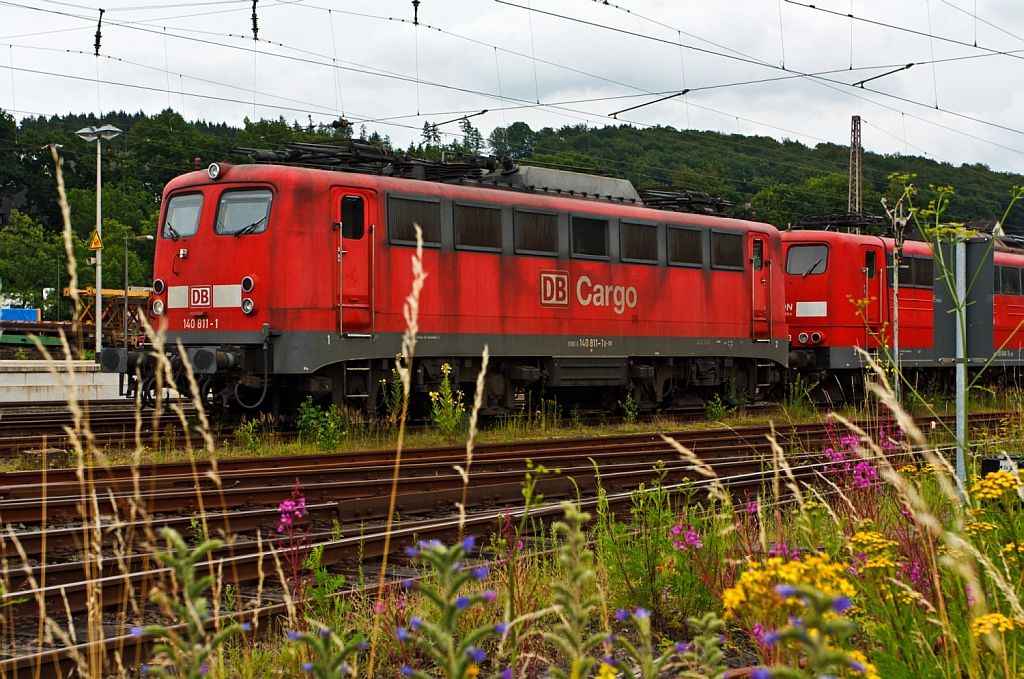 Meine Gartenbahn - Nein es ist doch eine Vollbahn - Ein etwas anderes Lokportrait von einer E-Lok BR die zu meinen Favoriten gehrt. Hier die 140 811-1 der DB Schenker Rail abgestellt am 16.07.2012 in Kreuztal, dahinter eine 151er.