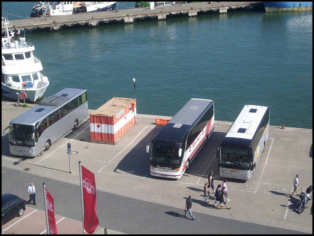 Mercedes Tourismo vom Reisedienst Springhorn aus Deutschland und Setra 415 HD Ruser aus Deutschland und Van Hool T911 von Heusser aus der Schweiz im Stadthafen Sassnitz.