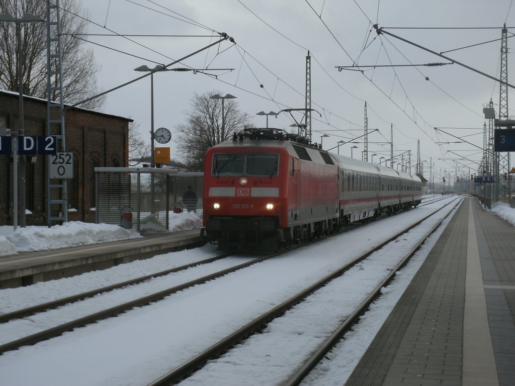 Mit +20 Minuten erreichte 120 135-9 mit dem R�genteil vom Uex 2424 aus K�ln nach Binz,am 30.M�rz 2013,Bergen/R�gen.