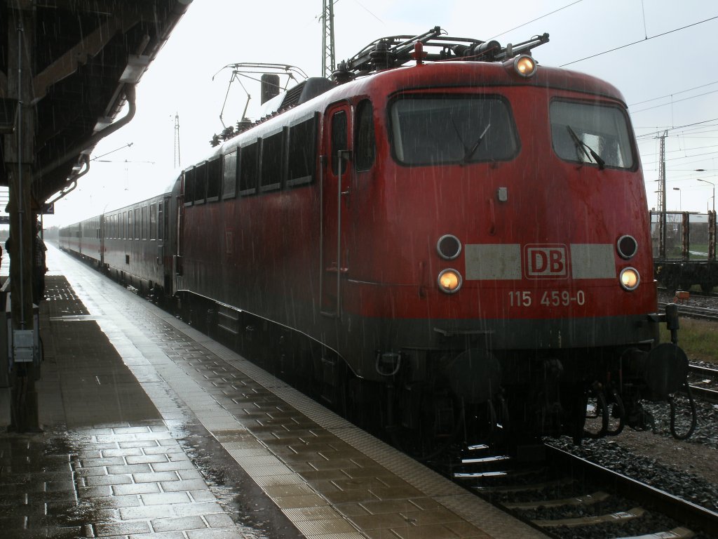 Mit +20 Minuten Versp�tung brachte 115 459-0,am 21.April 2012,den Uex 2424 Z�ssow-Binz,bei str�menden Regen nach Bergen/R�gen.