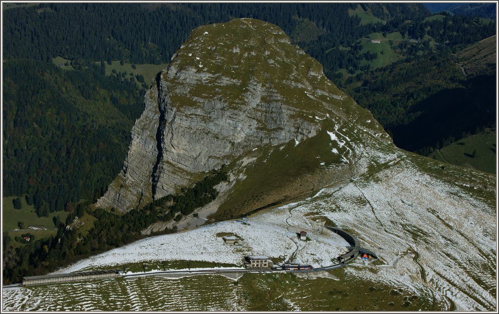 Mit dem Namengebenden Berg (Rochers-de-Naye, 2.042 m..M.) erreicht der R 3359 die Station Jaman.(12.10.2011)