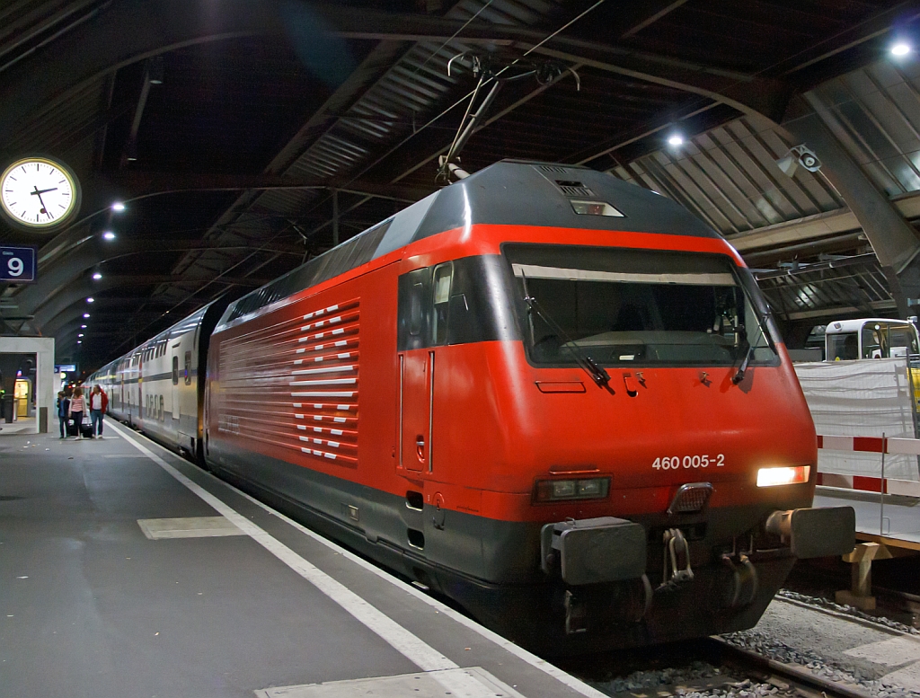 Mit diesem Interregio IR 1551 geogen von der Re 460 005-2   Val d’Anniviers  kam ich man 29.09.2012 pnktlich (um 2:24 Uhr) von Basel in Zrich HB an. Zum Taufnamen der Lok, Val d’Anniviers (deutsch Eifischtal) ist ein sdliches Seitental des Rhnetals im Schweizer Kanton Wallis.
