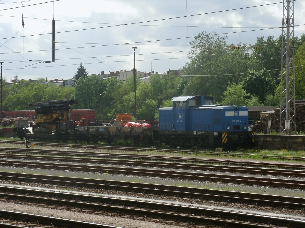Mit einem Bauzug stand die PRESS 346 003-4,am 12.Mai 2012,auf der Ladestra�e in Eberswalde.