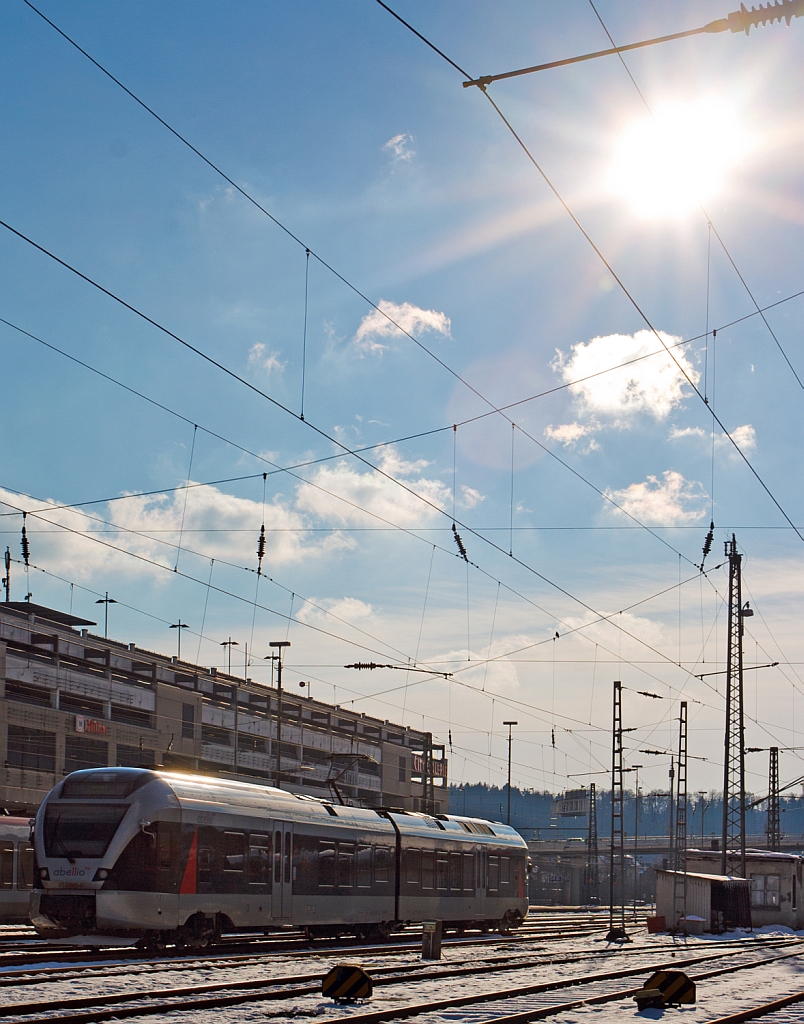 Mit Sonnenschein - Der ET 22005 (2-teiliger Stadler Flirt) der Abellio Rail NRW ist am 10.02.2013 beim Hbf Siegen abgestellt. 
Die 2-teilige-Flirtvariante (BR 426.1) ist nur bei der Abellio Rail NRW im Einsatz.
Technische Daten (Quelle: Stadler Rail):
Achsanordnung: Bo’2’2 
Lnge ber Kupplung: 42.066 mm 
Fahrzeugbreite:  2.880 mm
Fahrzeughhe; 4.185 mm
Dauerleistung am Rad: 1.000 kW
Max. Leistung am Rad: 1.300 kW 
Hchstgeschwindigkeit:160 km/h (andere Quellen 140 km/h)
Eigengewicht:  76 t
Anfahrbeschleunigung: 0,83 m/s“
