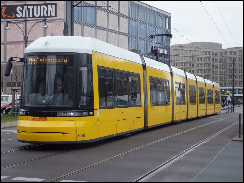 Moderne Stra�enbahn in Berlin am Alexanderplatz. 