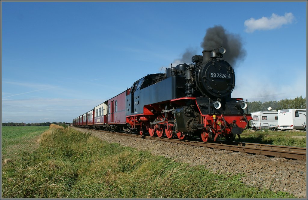 Molli kommt!
Die 99 2324-4 kurz vor der Haltestelle  Steilkste  bei Kilometer 10.3. 
20. Sept. 2012