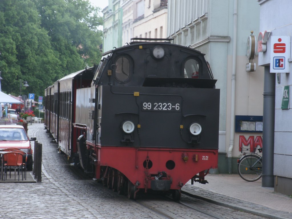 Molli`s bekannste Motiv ist die Straendurchfahrt durch Bad Doberan.Am 28.Mai 2011 war 99 2323 auf dem Weg nach Khlungsborn West.