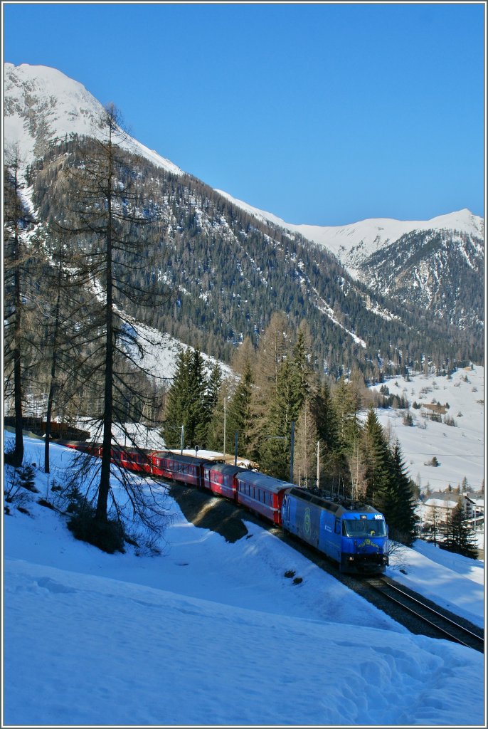 Nach dem ersten Kehrtunnel hat die Ge 4/4 III 652 die mittlere Stufe erreicht.
16. Mrz 2013