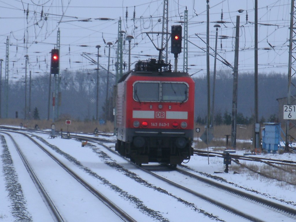 Nach einen Sprint konnte ich 143 843-1 noch am Ausfahrsignal E in Bergen/R�gen,am 17.Januar 2013,fotografieren.