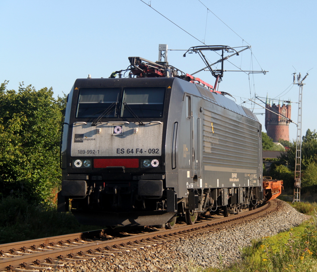 Nach einer weiteren Stunde warten kam dann ES 64 F4-092 Mit leeren LKW-Wagen in der Gterumfahrung vorbei.