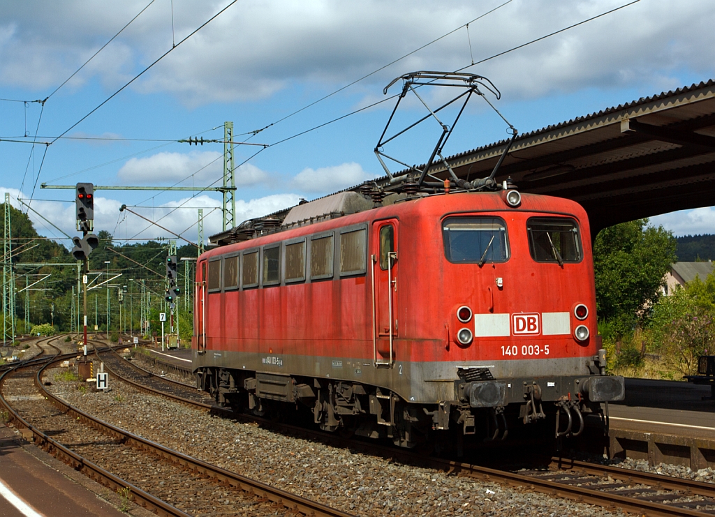 
Nachschuss - Die 140 003-5 (ex E40 003) durchfhrt am 01.09.2012 solo den Bahnhof Betzdorf/Sieg in Richtung Kln.  Die Lok wurde 1957 bei Krauss-Maffei gebaut.

Nachtrag (05.04.15): Heute gehrt diese Lok der EBM-Cargo und hat die NVR-Nummer 91 80 6140 003-5 D-EBM.