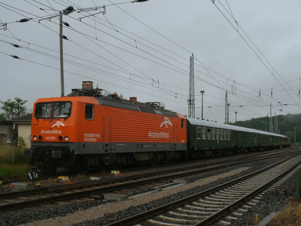 Neben den ehmaligen Kleinbahnhof wurde,am 07.Juli 2012,die EKO Trans 143 001-6 mit ihren Sonderzug in Bergen/R�gen abgestellt.Der Sonderzug fuhr zuvor von Cottbus nach Binz und kam als Leerpark von Binz nach Bergen/R�gen.