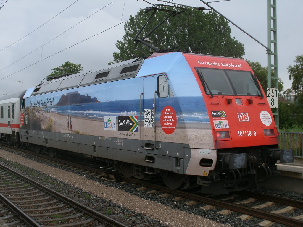 Neben der Werbe 101 141-0 war,am 16.Juni 2012,auch die Werbe 101 118-8 auf Rgen.Hier schob Sie den IC 2212 Koblenz-Binz aus Bergen/Rgen.