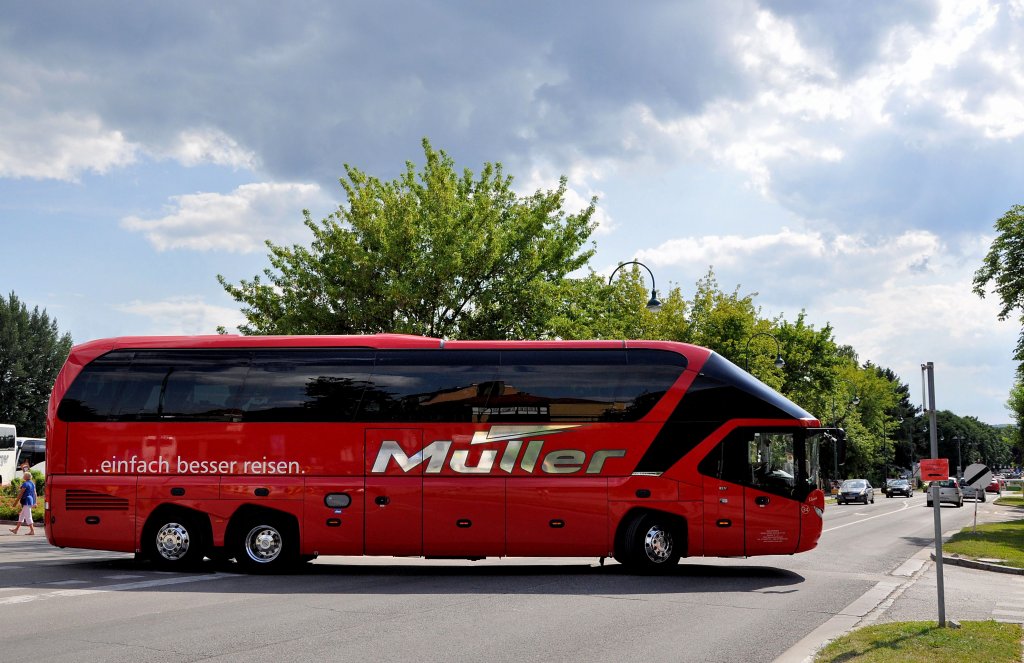 NEOPLAN STARLINER von M�LLER Reisen aus der BRD am 13.7.2013 in Krems an der Donau.