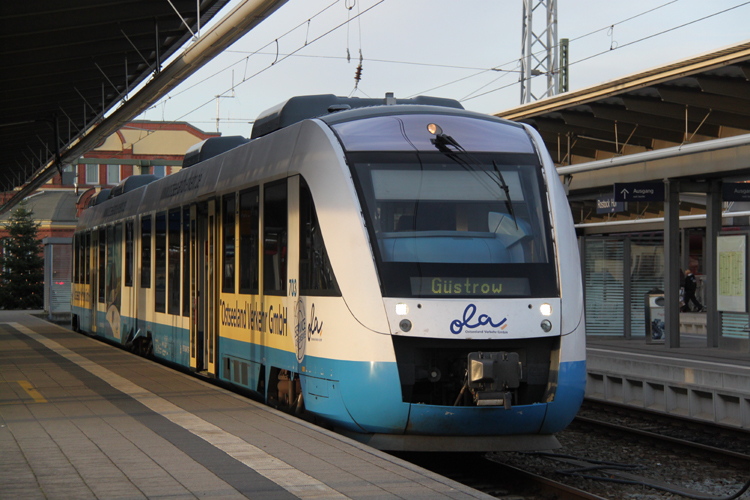 Neue Woche und gleich wieder ein neuer Lint in Rostock:
648 797-8(VT703)als OLA 79675 von Rostock Hbf nach Gstrow kurz vor der Ausfahrt im Rostocker Hbf.28.11.2011