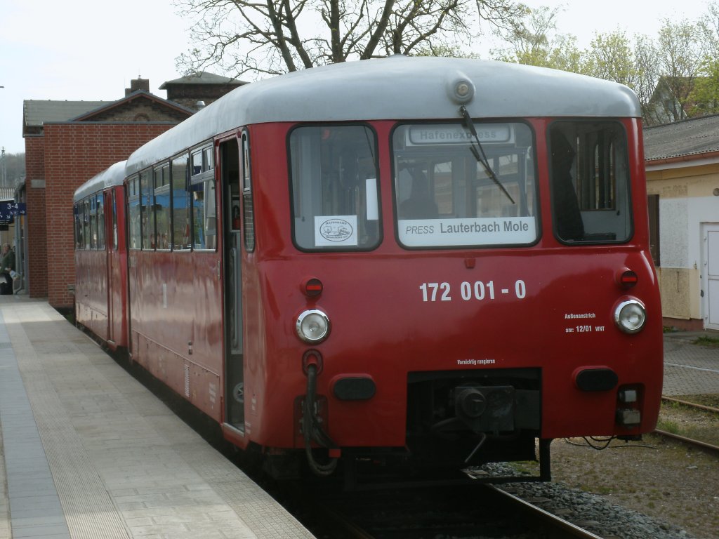 Neustrelitzer LVT 172 001-0/601-7,am 28.April 2012,vor der Abfahrt in Bergen/Rgen nach Lauterbach Mole.