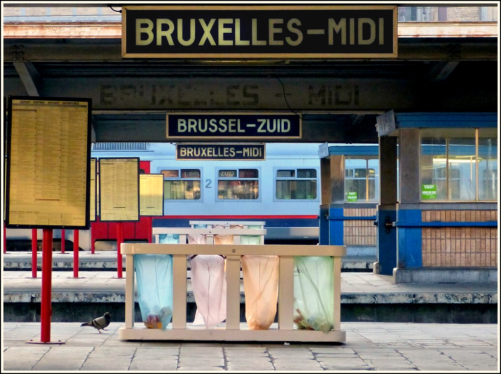 Nicht mal die Müllsäcke in Bruxelles Midi ergeben ein harmonisches Bild. 24.03.2012 (Jeanny)