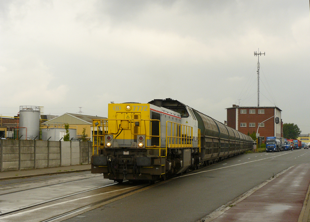 NMBS 7772 mit G�terzug. Oostweelsteenweg Hafen Antwerpen 12-08-2011.