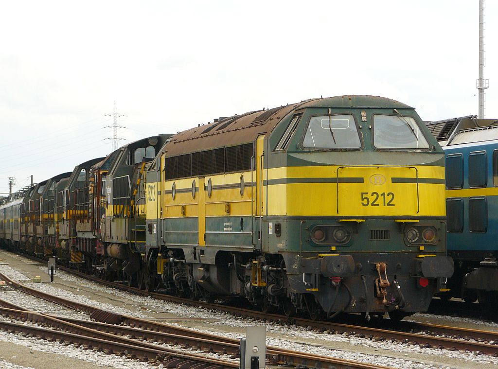 NMBS diesellok 5212, Antwerpen-Noord, Hafen Antwerpen 22-06-2012. 

NMBS diesellocomotief 5212 buitendienstgesteld. Antwerpen-Noord 22-06-2012.