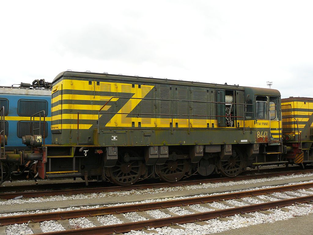 NMBS diesellok 8441, Antwerpen-Noord Hafen Antwerpen 22-06-2012.

NMBS diesellocomotief 8441 buitendienstgesteld. Antwerpen-Noord 22-06-2012.
