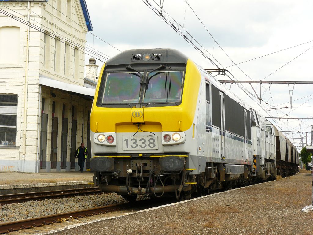 NMBS Lok 1338 und 5709.  Erquelinnes, Belgi� 23-06-2012.
NMBS locomotieven 1338 en 5709 met een goederentrein bij de Franse grens.  Erquelinnes, Belgi� 23-06-2012.