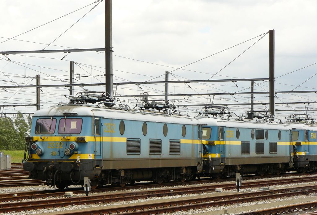 NMBS Lok 2332, 2309 und 2369 Antwerpen-Noord 22-06-2012.

NMBS locomotieven 2332, 2309 en 2369 Antwerpen-Noord 22-06-2012.