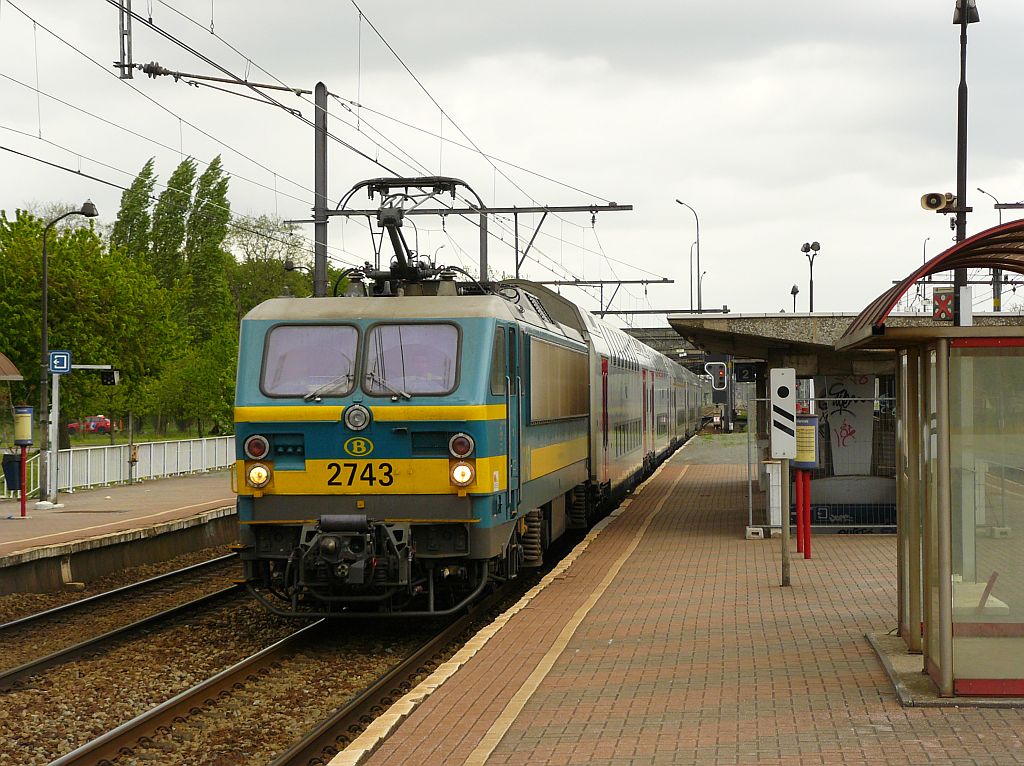 NMBS lok 2743 mit M6 Wagen. Antwerpen Noorderdokken 10-05-2013.

NMBS loc 2743 met M6 rijtuigen. Antwerpen Noorderdokken 10-05-2013.