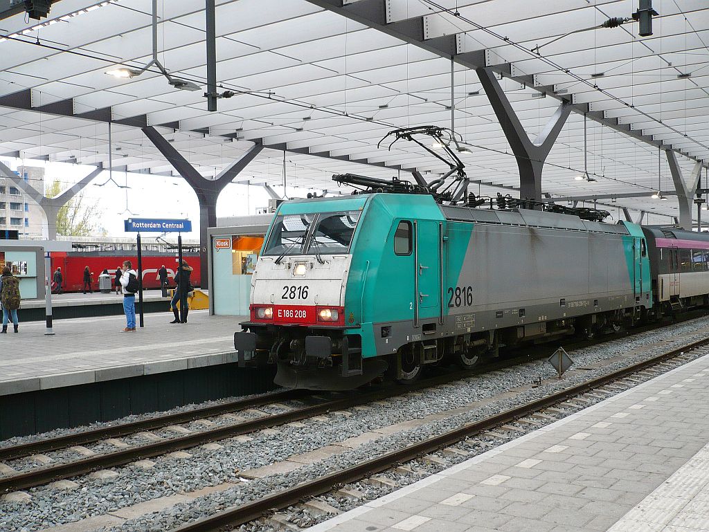 NMBS TRAXX Lok 2816 mit Schnellzug aus uit Brussel. Gleis 8 Rotterdam Centraal Station, Niederlande 07-11-2012.


NMBS TRAXX lokomotief 2816 met trein uit Brussel op spoor 8 Rotterdam Centraal Station 07-11-2012.