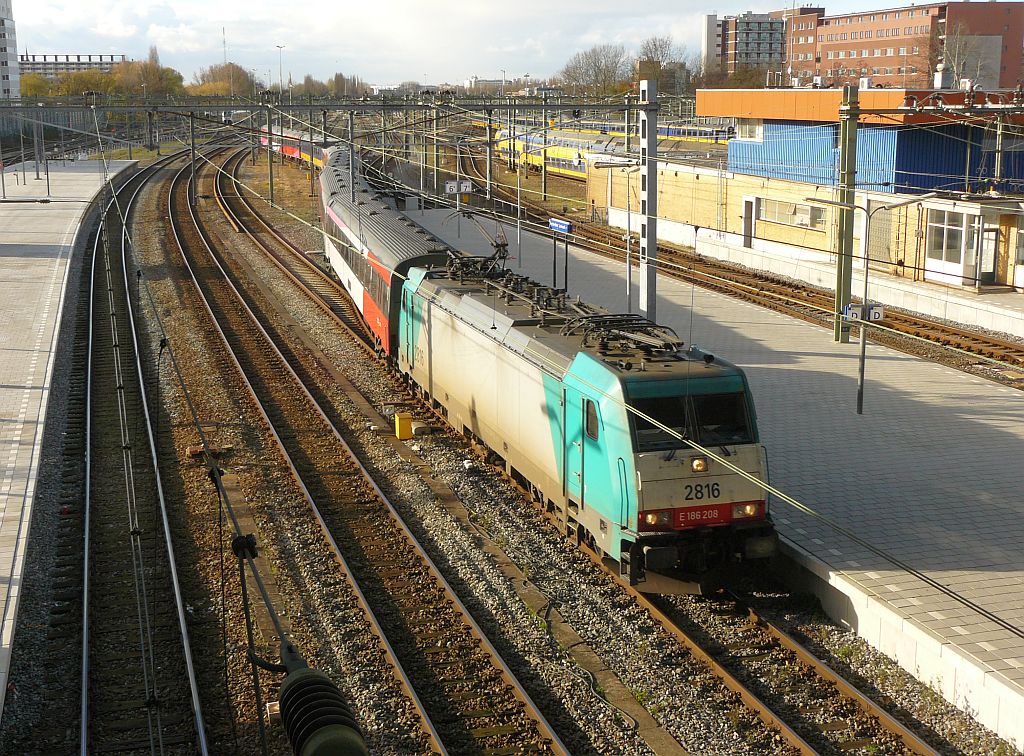 NMBS Traxx Lok 2816 mit Intercity nach Brussel. Gleis 6 Rotterdam Centraal Station 28-11-2012.

NMBS Traxx locomotief 2816 met Intercity naar Brussel. Spoor 6 Rotterdam Centraal Station 28-11-2012.