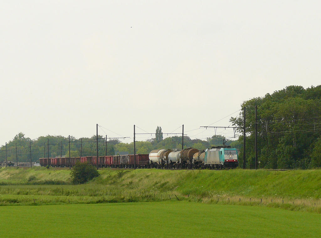 NMBS TRAXX LOk 2828 mit G�terzug bei Ekeren am 12-08-2011.